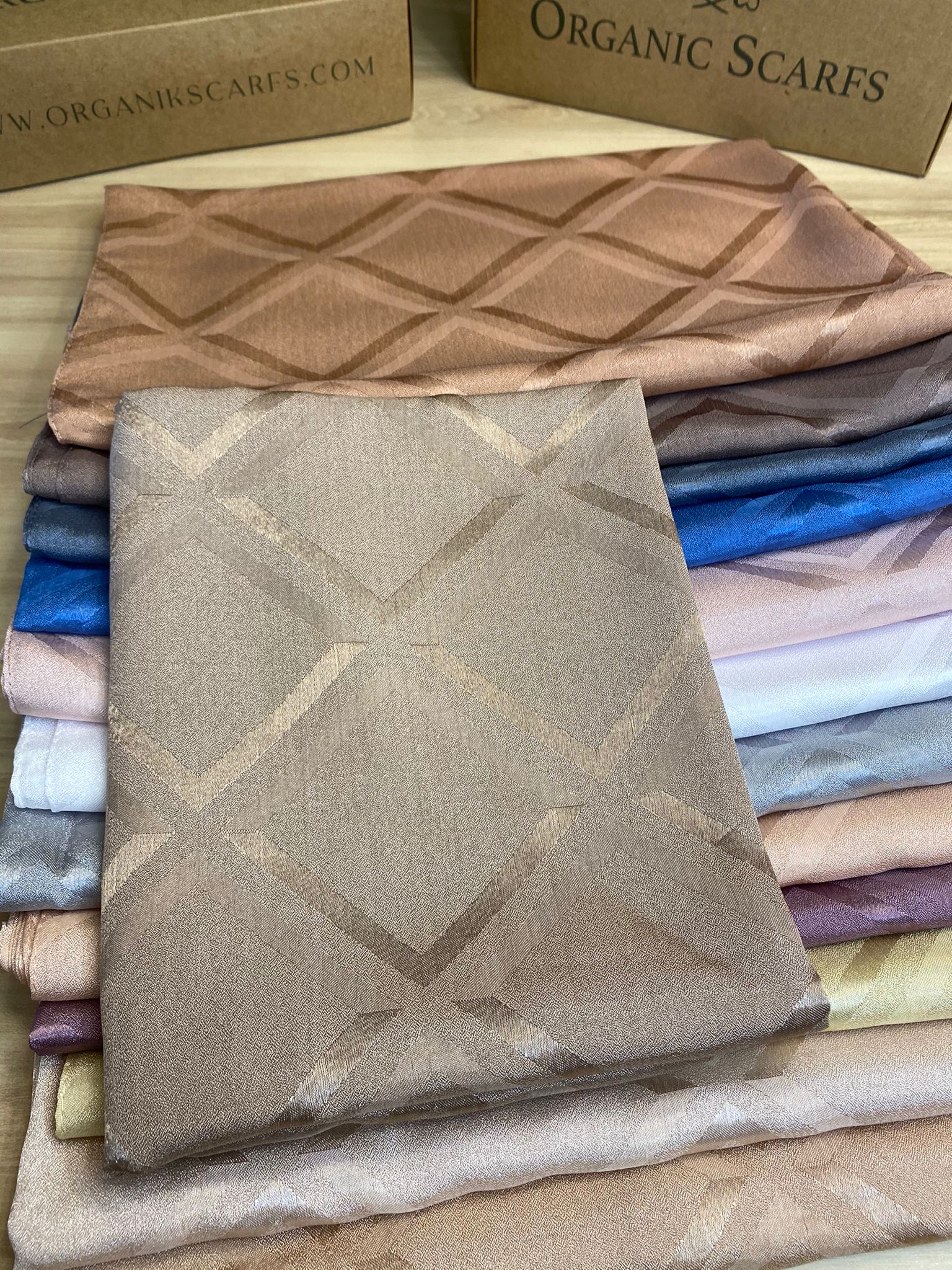 Kare Desen İpeksi Jakar Şal - Camel ürününün kopyası - Organic ScarfsOrganic Scarfs
