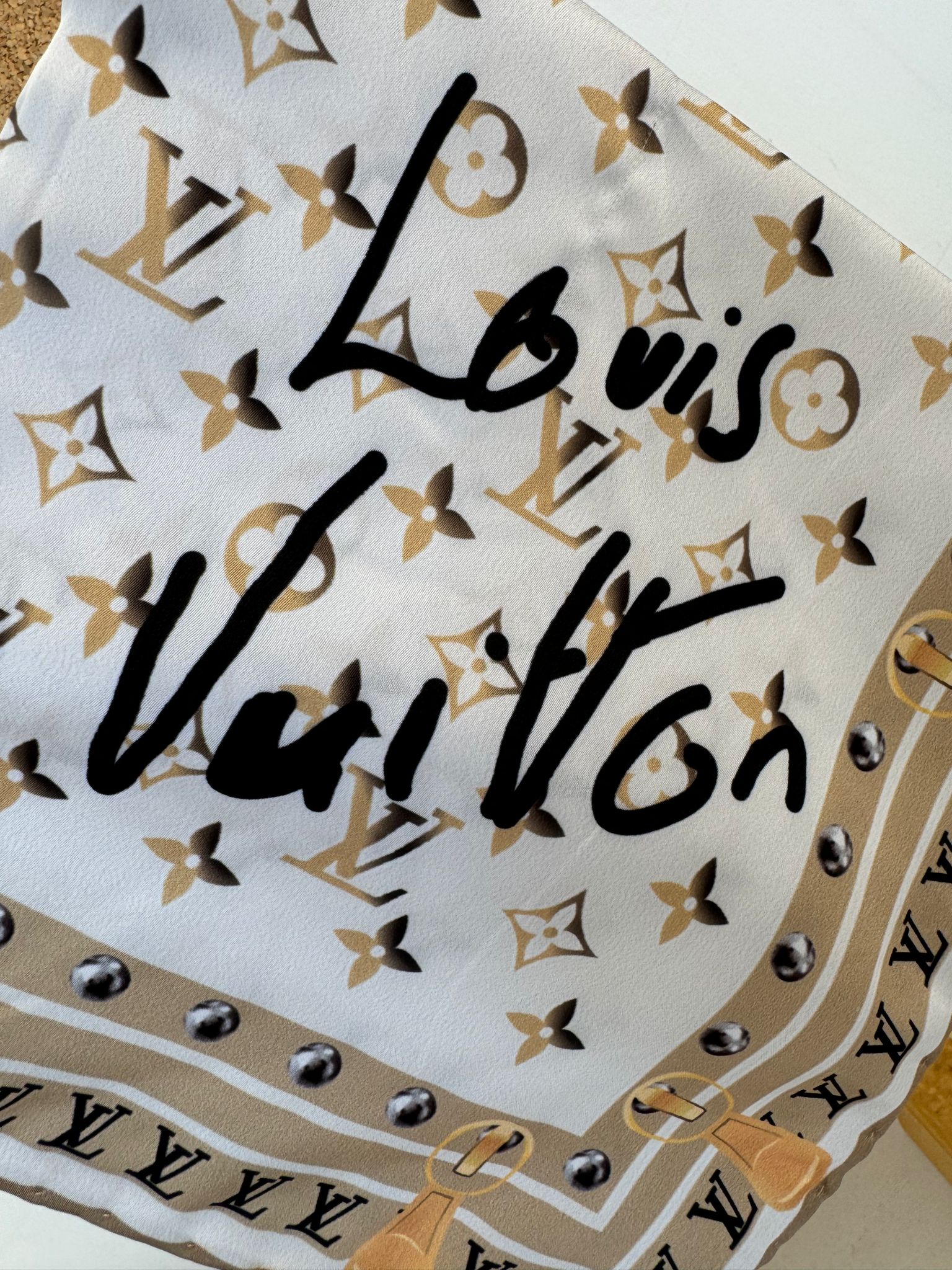 Louis Vuitton İmzalı Twill İpeksi Eşarp 491492 - Yağ Yeşili - Görsel 2