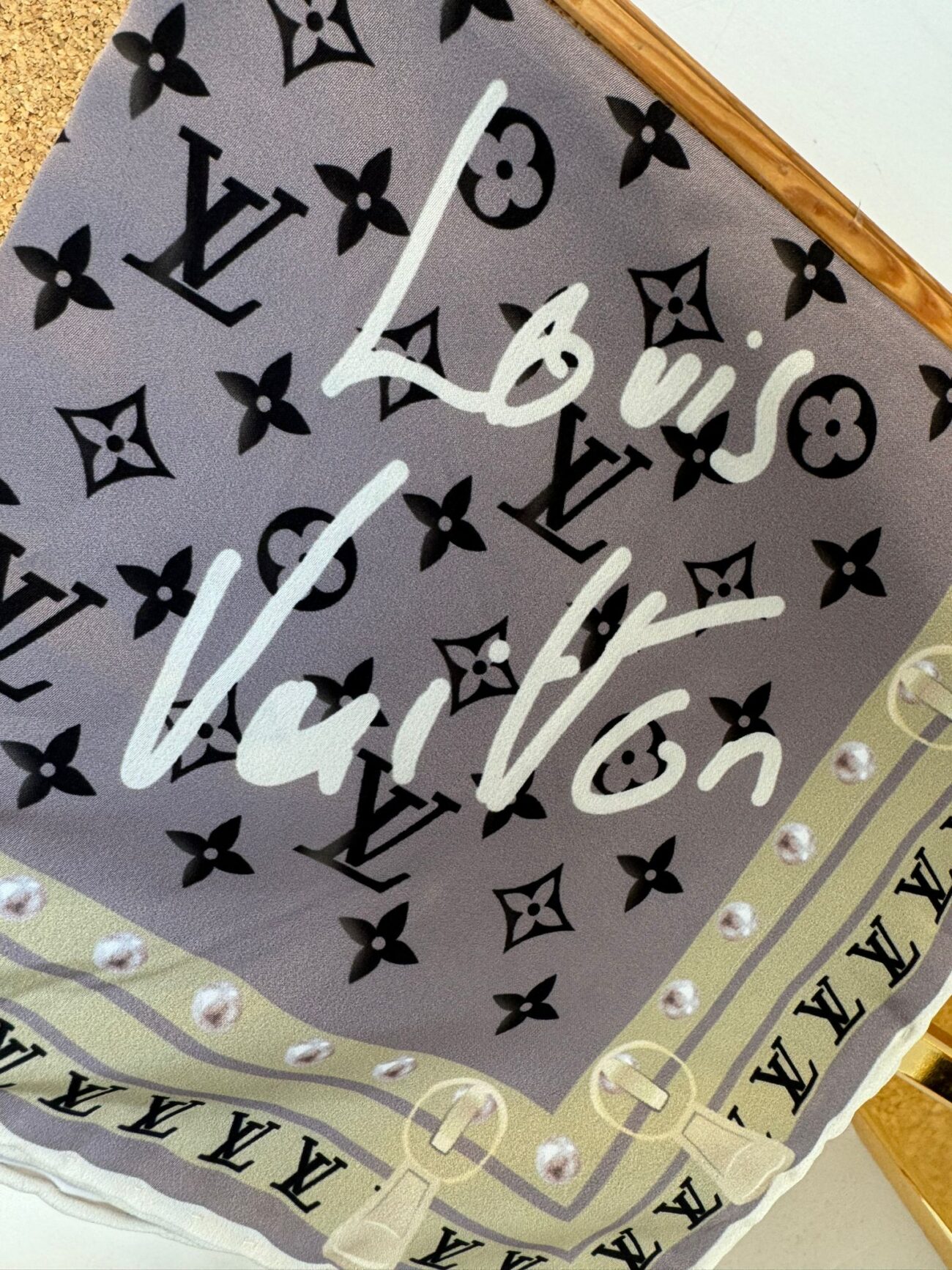 Louis Vuitton İmzalı Twill İpeksi Eşarp 491492 - Füme - Görsel 2