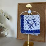 Louis Vuitton İmzalı Twill İpeksi Eşarp 491492 - Saks