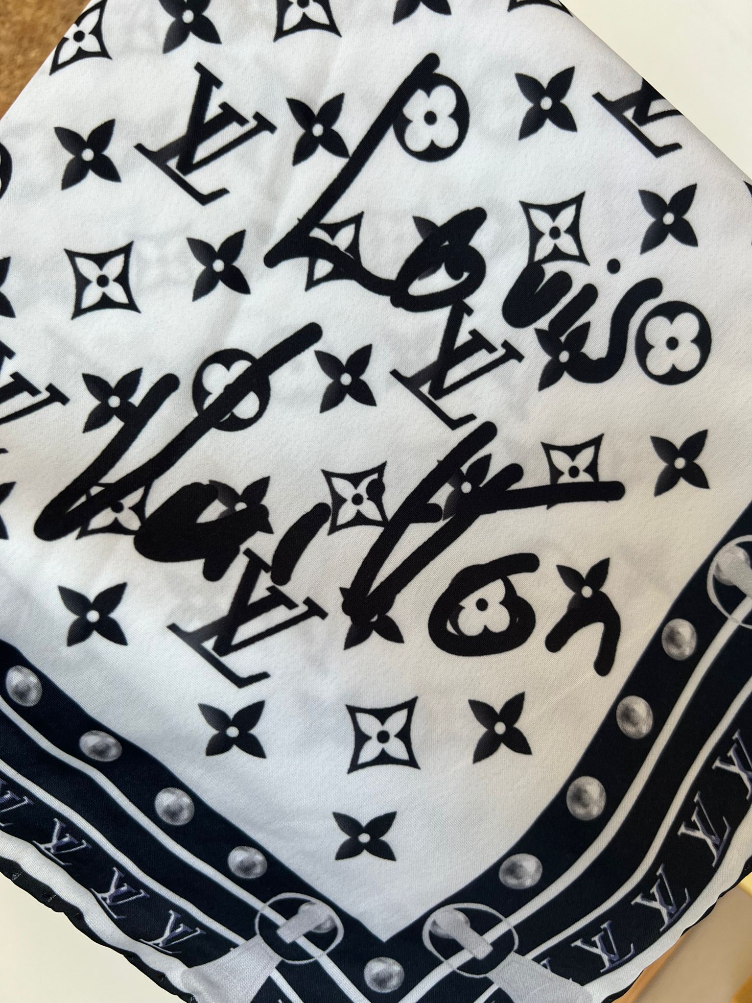 Louis Vuitton İmzalı Twill İpeksi Eşarp 491492 - Siyah - Görsel 2