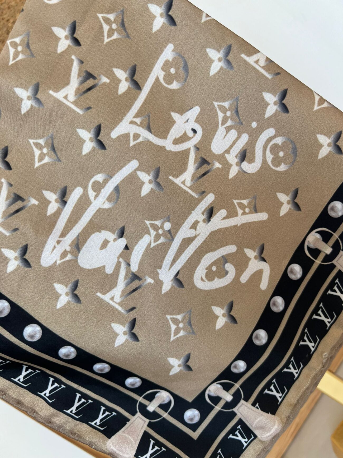 Louis Vuitton İmzalı Twill İpeksi Eşarp 491492 - Camel - Görsel 2