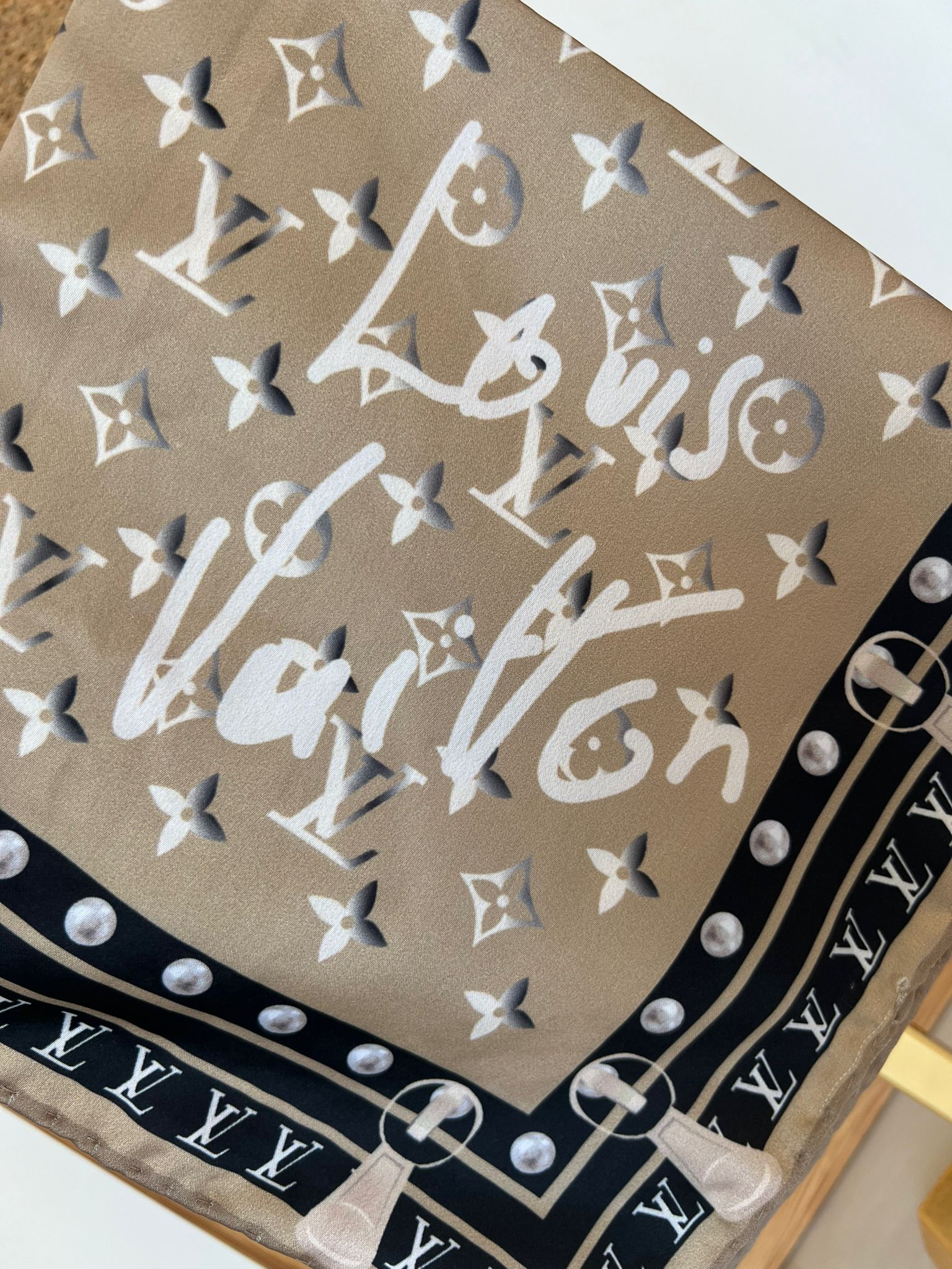 Louis Vuitton İmzalı Twill İpeksi Eşarp 491492 - Camel - Görsel 2