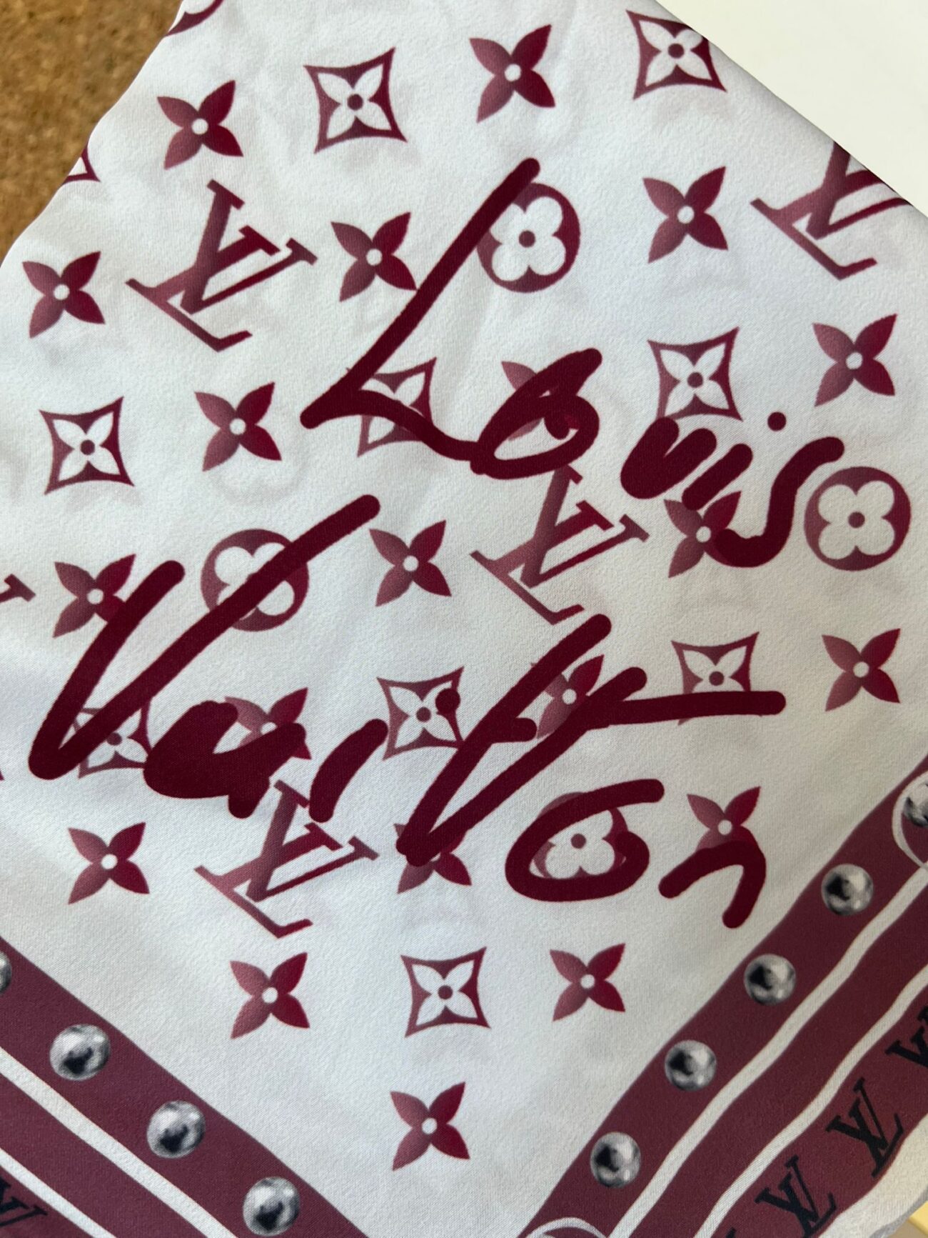 Louis Vuitton İmzalı Twill İpeksi Eşarp 491492 - Vişne - Görsel 2