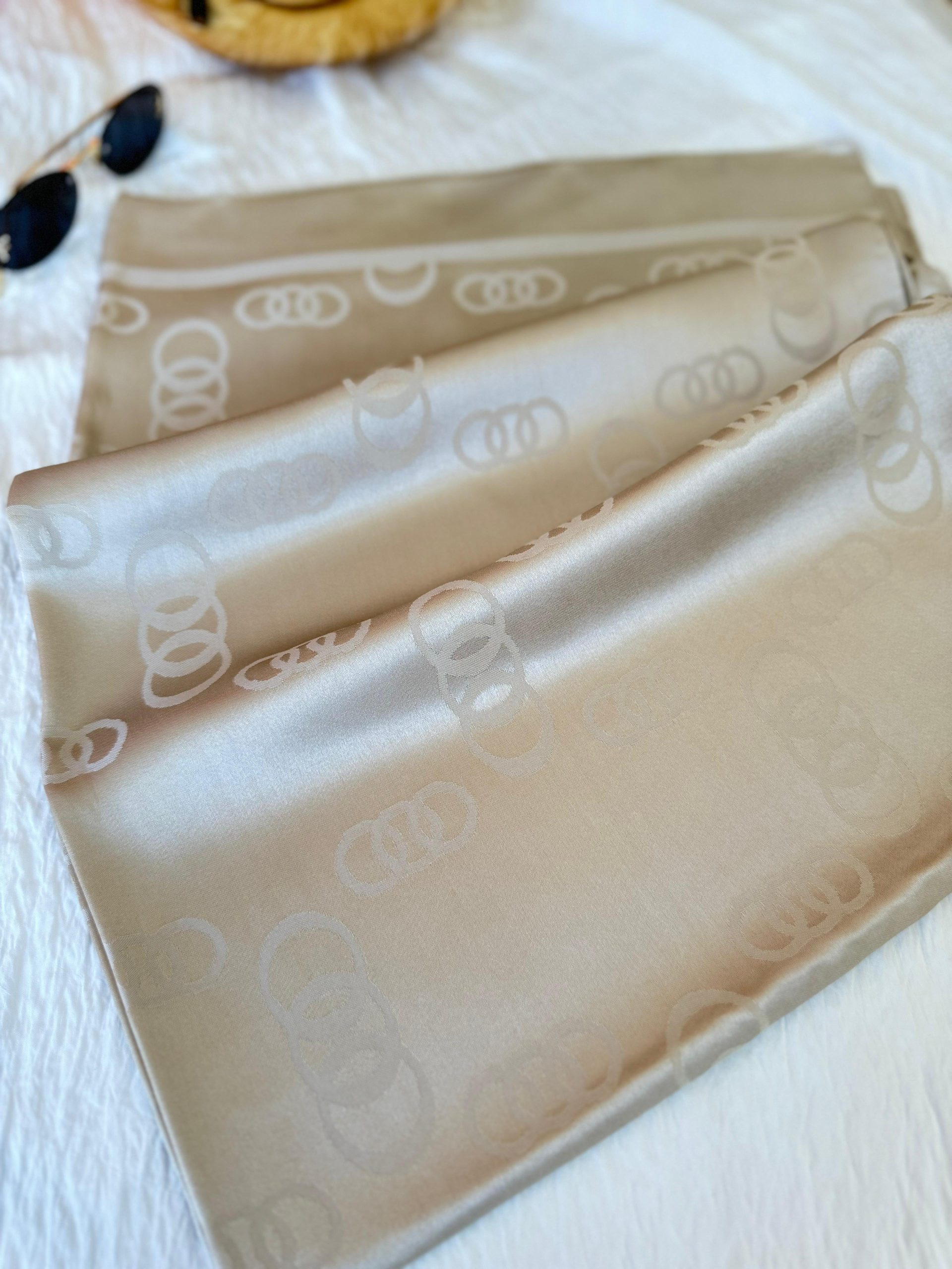 Halka Desen Parlak Jakar Şal - Latte - Görsel 2