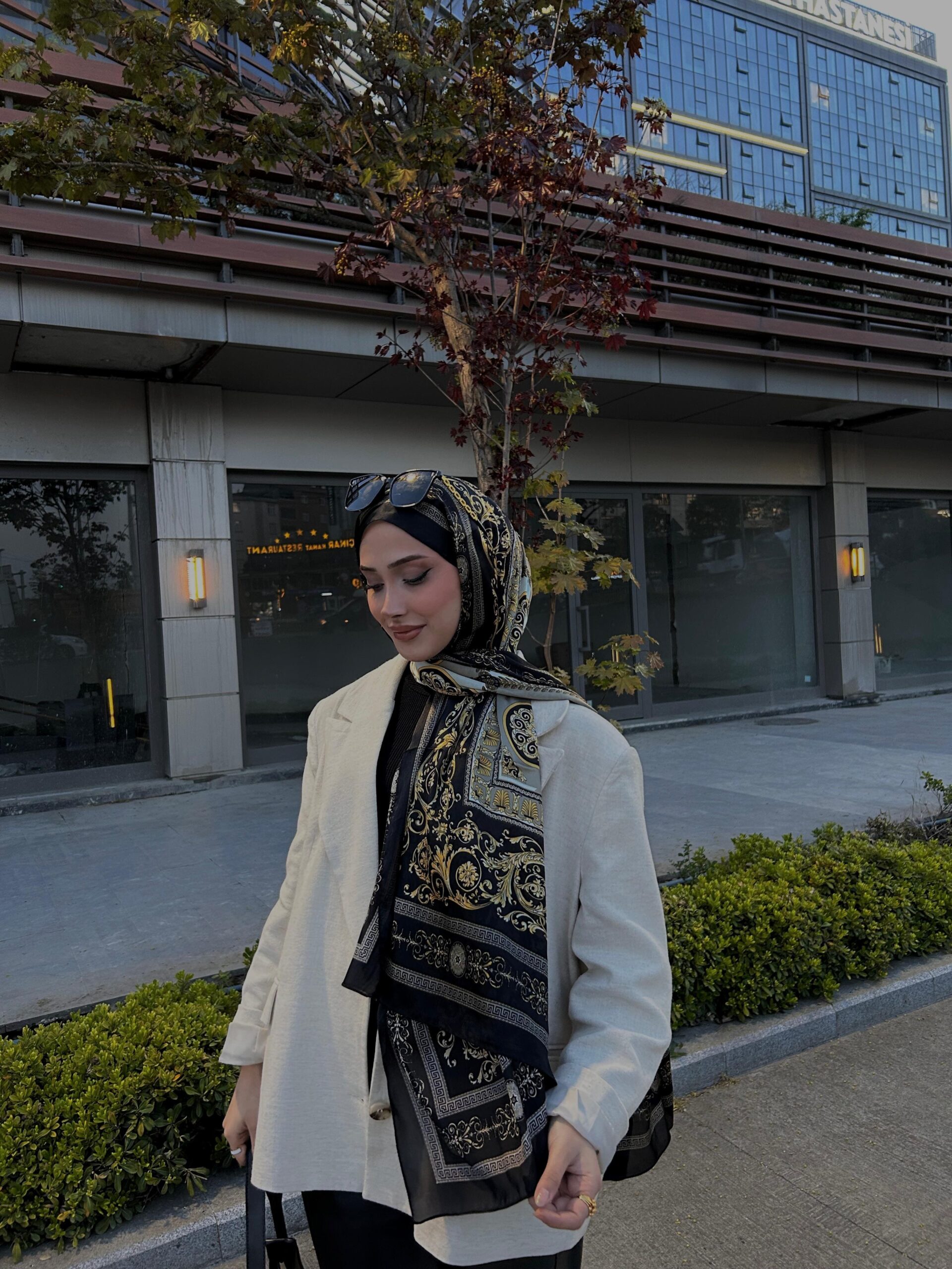 VERSACE İTHAL VUAL %100 İPEK ŞAL -78963 siyah/altın - Görsel 2