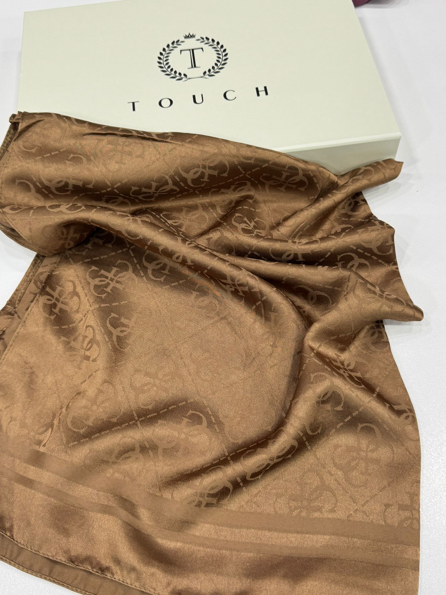 Guess Desen İpeksi Jakar Şal-75896-Açık kahve