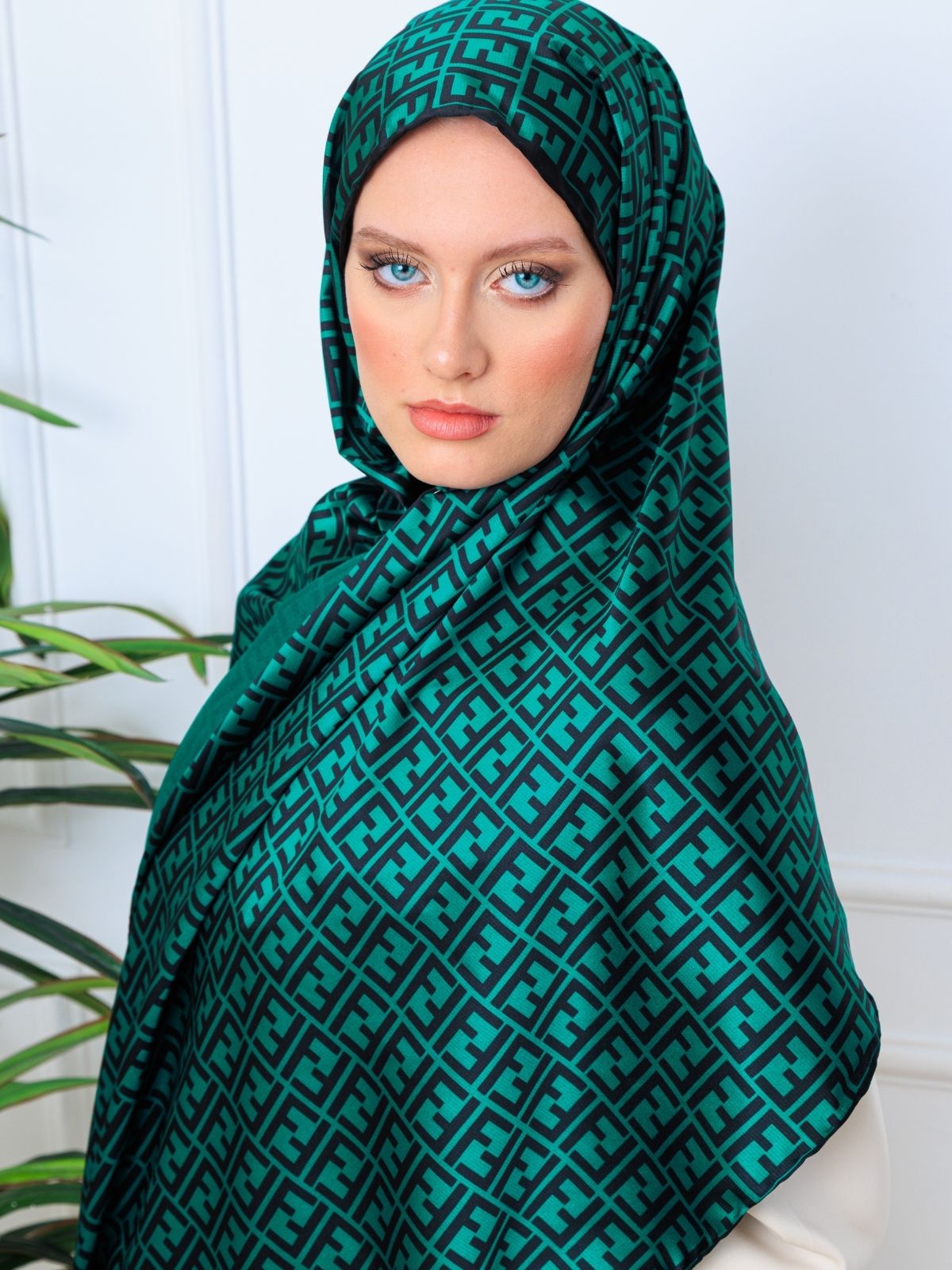 İthal Çifttaraflı Fendi İnci Vual İpek Şal-14500 -Zümrüt - Görsel 4