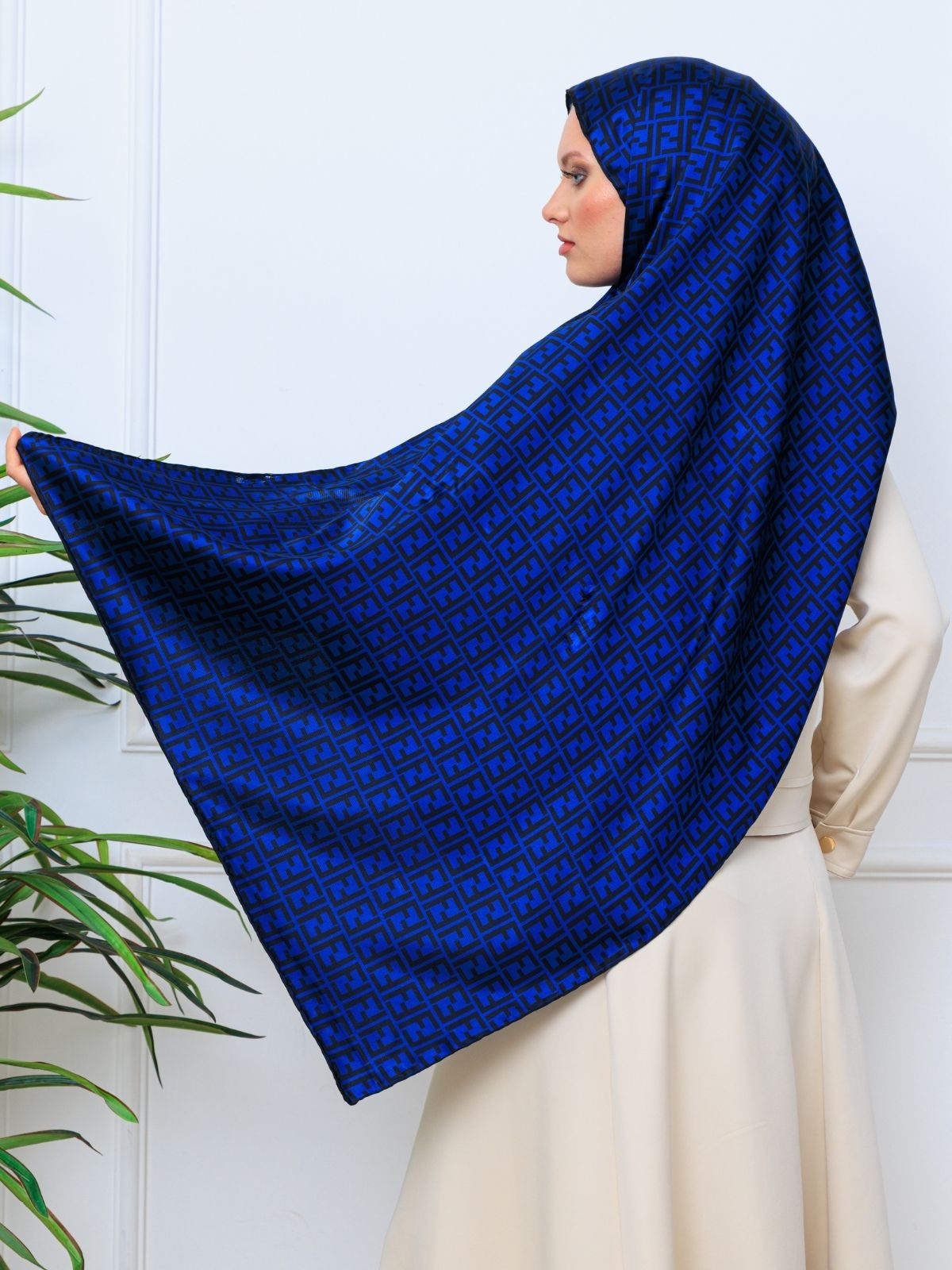 İthal Çifttaraflı Fendi İnci Vual İpek Şal-14500 -Lacivert - Görsel 4