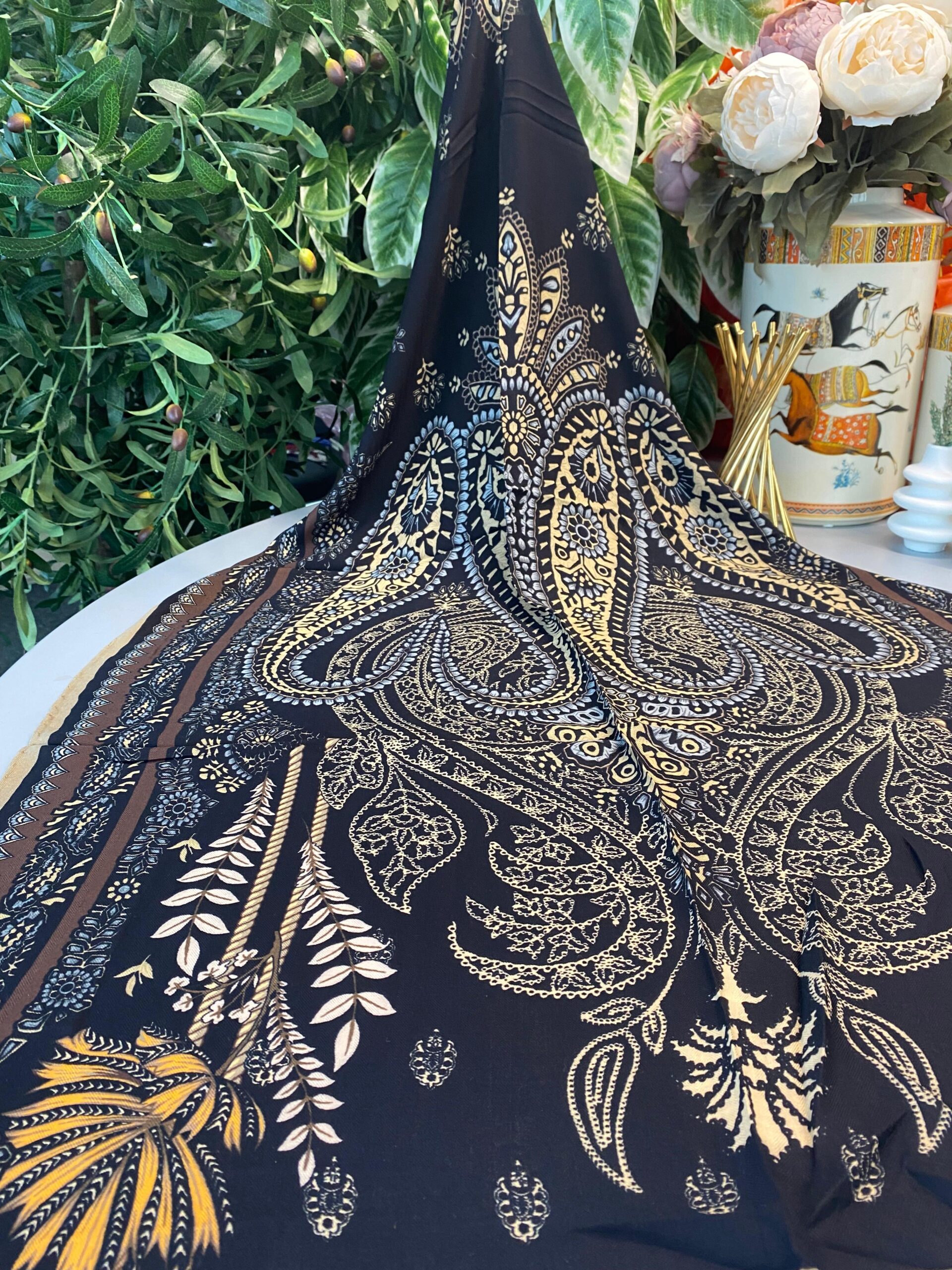 Touch İthal Etnik Desen Yün İpek Şal-Bej-Siyah