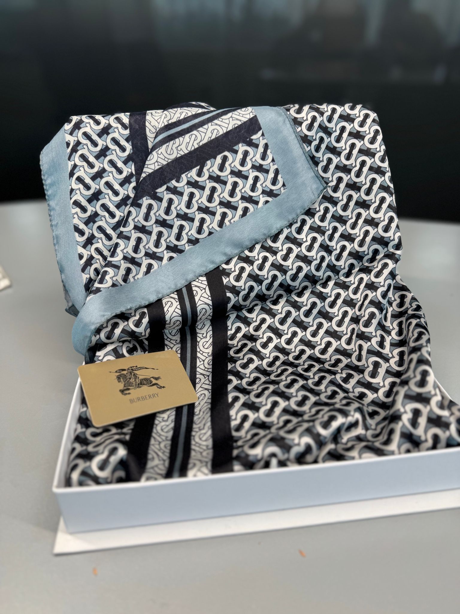 Burberry Çift Taraflı İthal Vual İpel Şal 78631 -  siyah-gri - Görsel 2