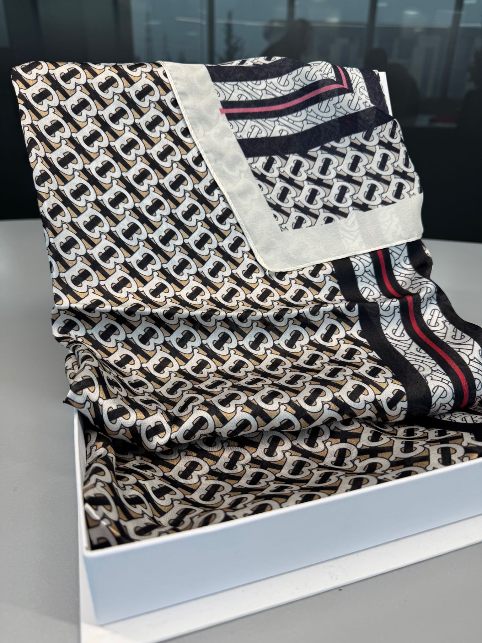 Burberry Çift Taraflı İthal Vual İpel Şal 78631 - siyah-vizon - Görsel 2