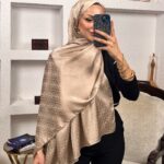 Guess Desen İpeksi Jakar Şal-75896- Açık Vizon