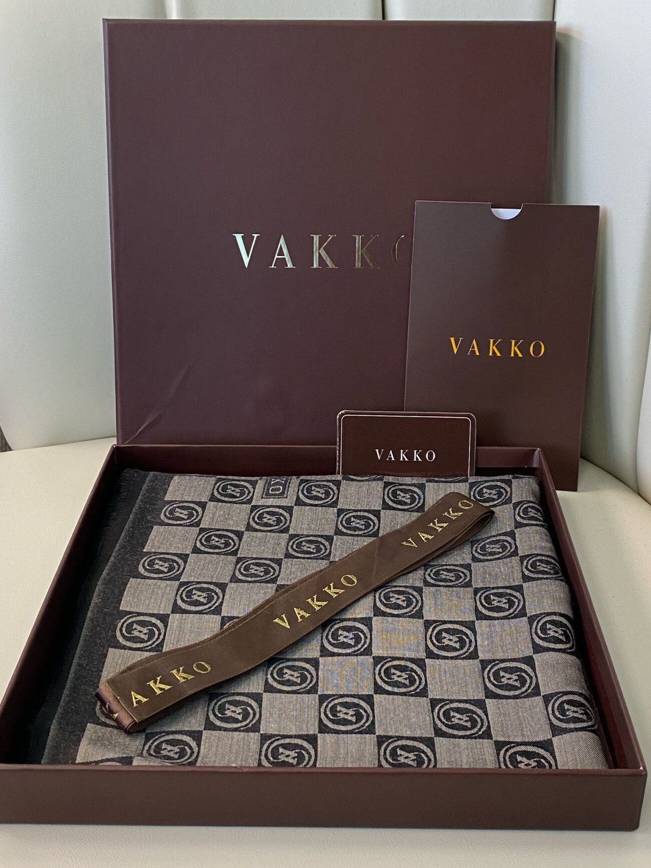 Vakko Çift Taraflı İtalyan Jakar İpeksi Şal 3444 – Gri Siyah