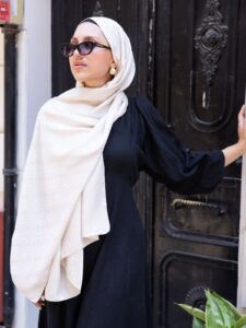 Guess Desen İpeksi Jakar Şal-75896- Latte