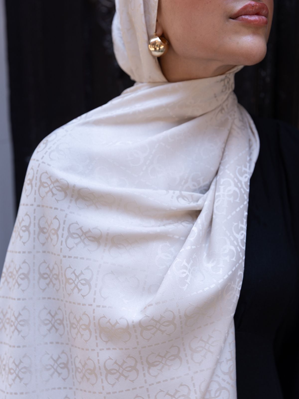 Guess Desen İpeksi Jakar Şal-75896- Latte - Görsel 4