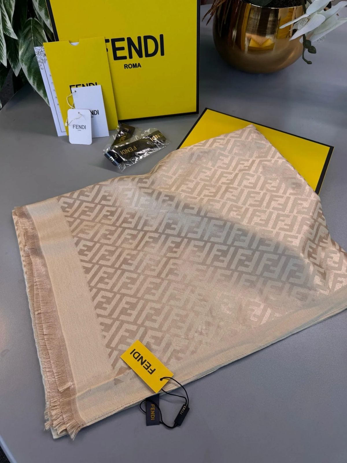 Fendi  İthal Yün  İpek Şal Tam Set Kutulu Sertifikalı-Bej - Görsel 5