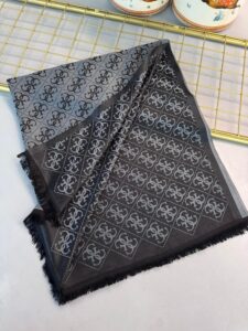 Guess Desen Kendinden Dokulu Desenli İtalyan Şal-10011-Antrasit