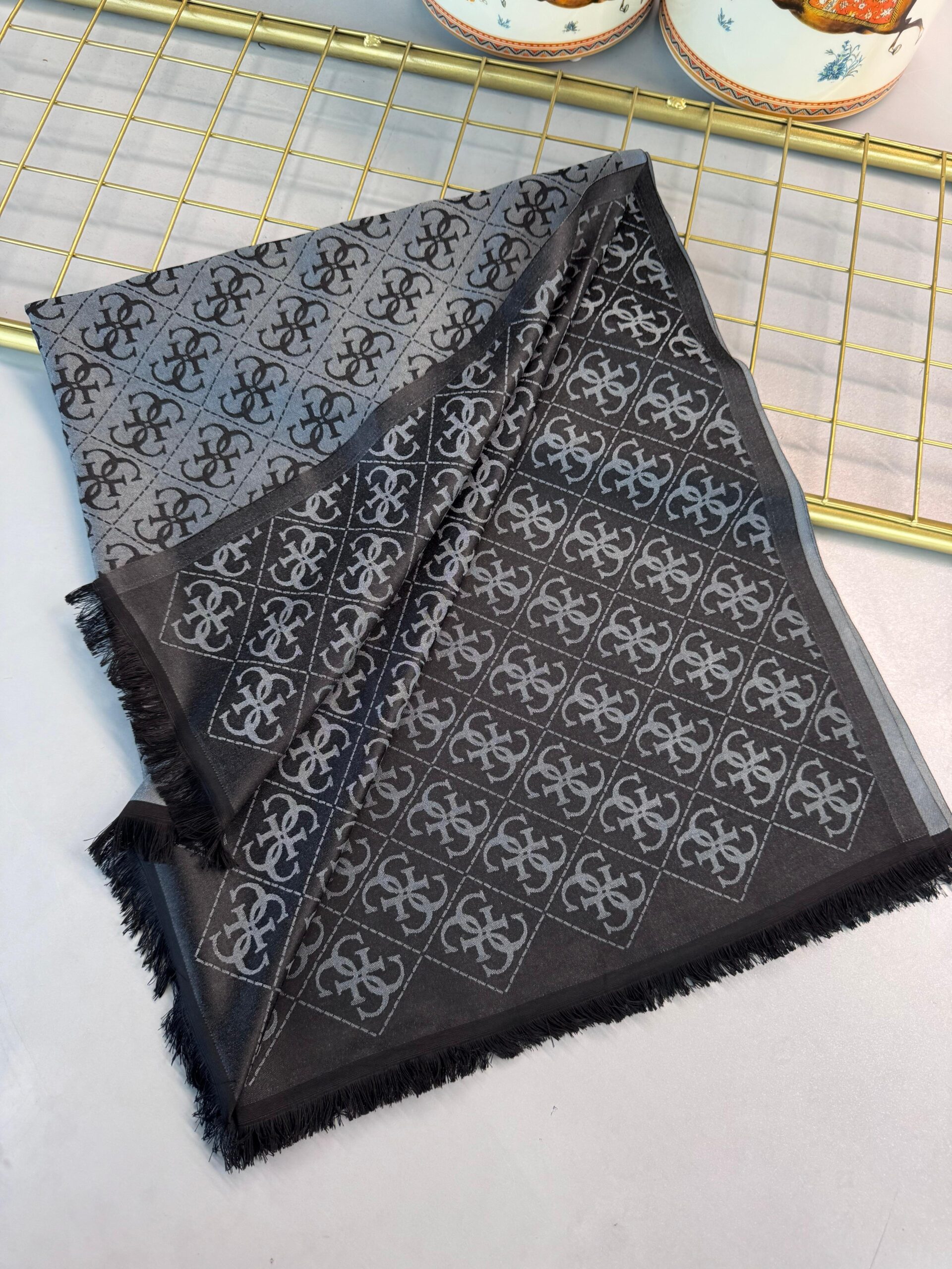 Guess Desen Kendinden Dokulu Desenli İtalyan Şal-10011-Antrasit