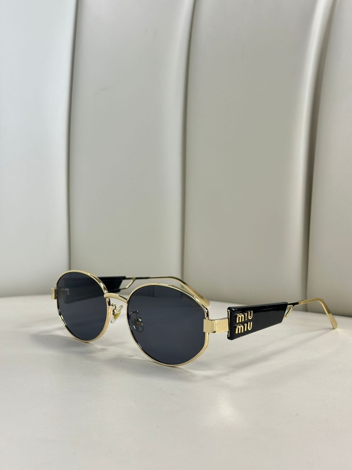 Mıu Mıu Oval Şefaf Detay Güneş Gözlüğü- Siyah