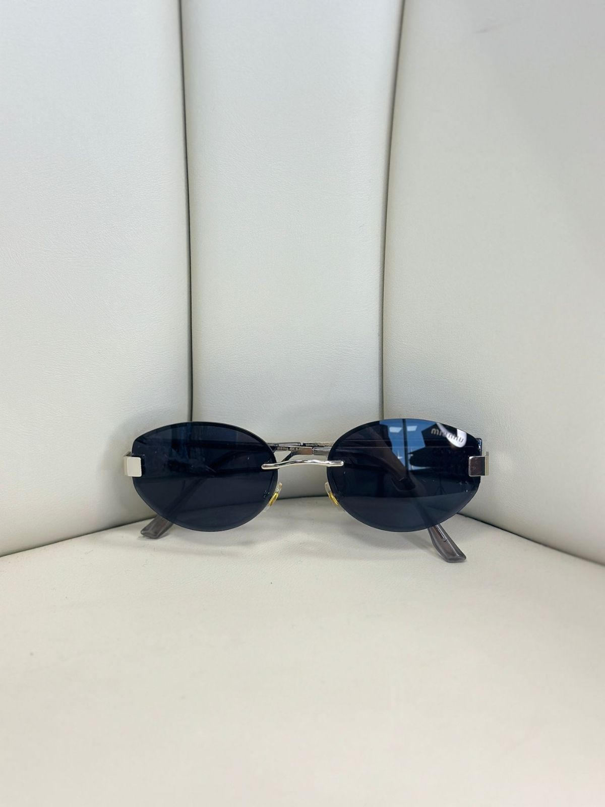 Mıu Mıu Kesik Cam Detaylı Güneş Gözlüğü-Siyah