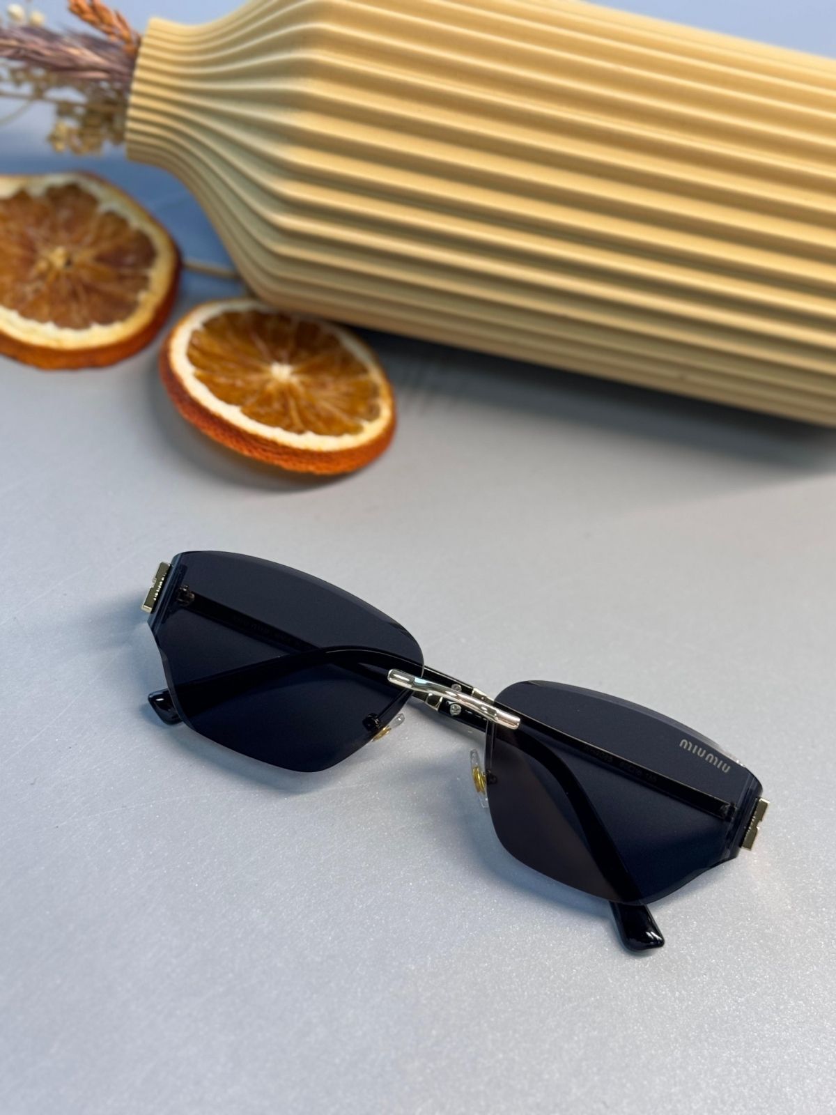 Miu Miu Cam Detaylı Güneş Gözlüğü - Siyah