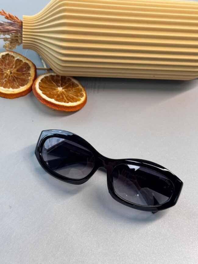 Miu Miu Degrade Cam Güneş Gözlüğü - Siyah