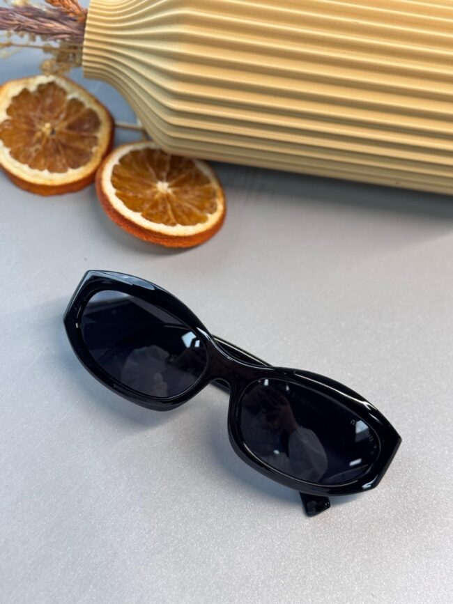 Miu Miu Degrade Cam Güneş Gözlüğü - Keskin Siyah