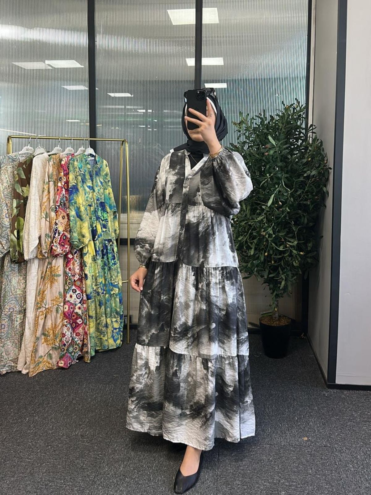 Monokrom Fırça Desenli Katlı Elbise - Siyah ( Şal Hediye )