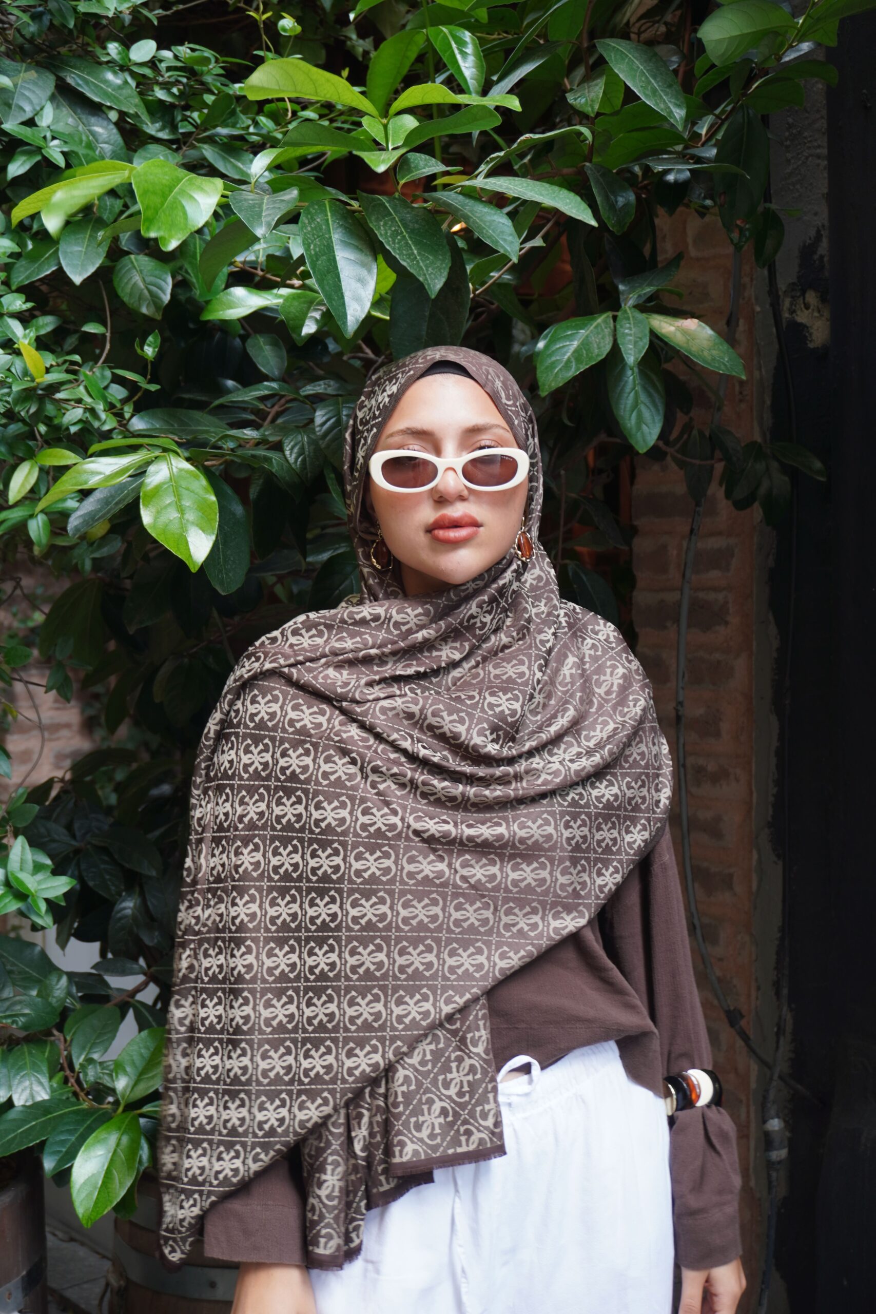 Guess Desen Kendinden Dokulu Desenli İtalyan Şal-10011-Kahve - Görsel 3