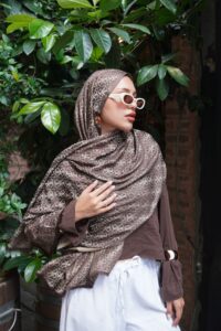 Guess Desen Kendinden Dokulu Desenli İtalyan Şal-10011-Kahve