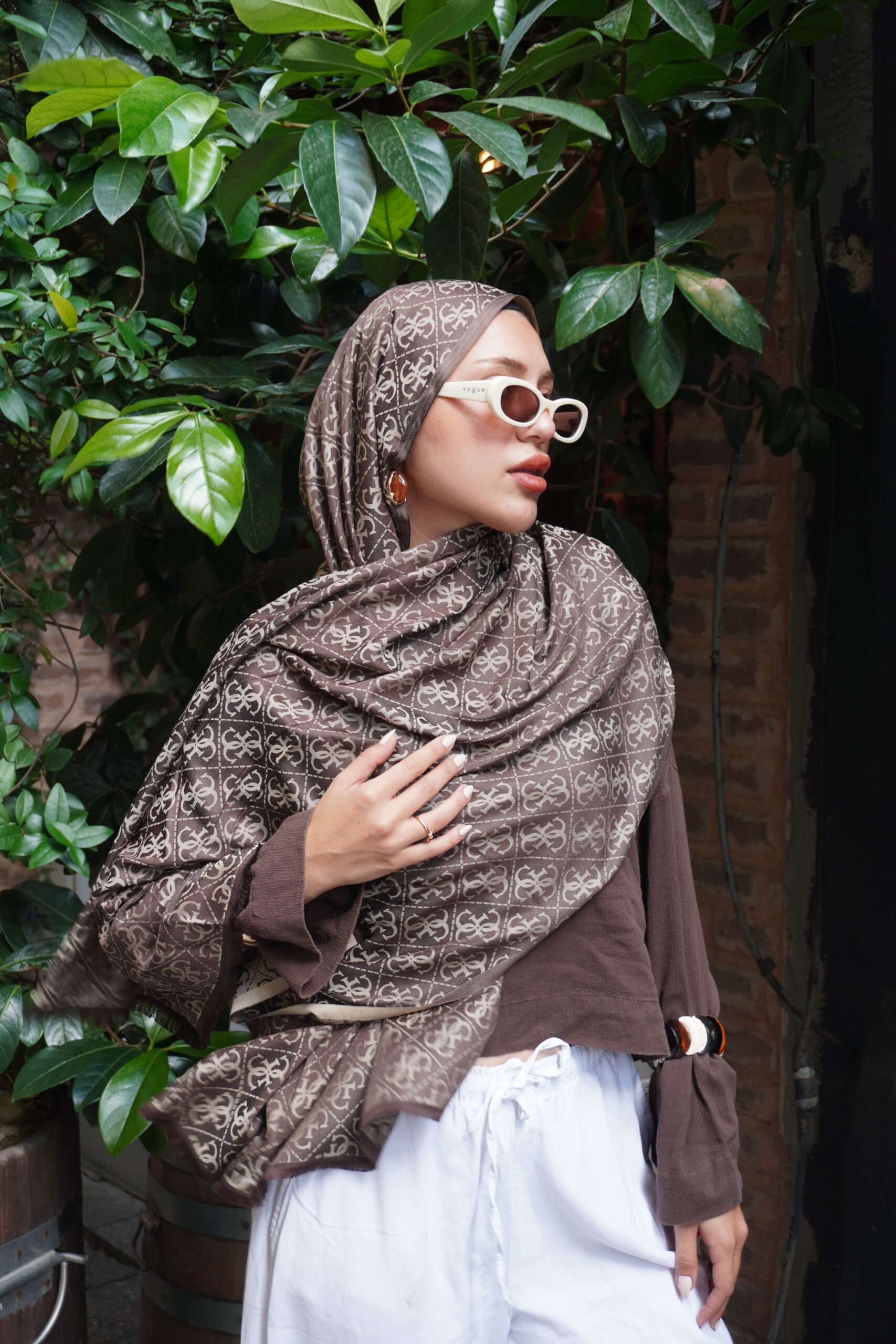 Guess Desen Kendinden Dokulu Desenli İtalyan Şal-10011-Kahve