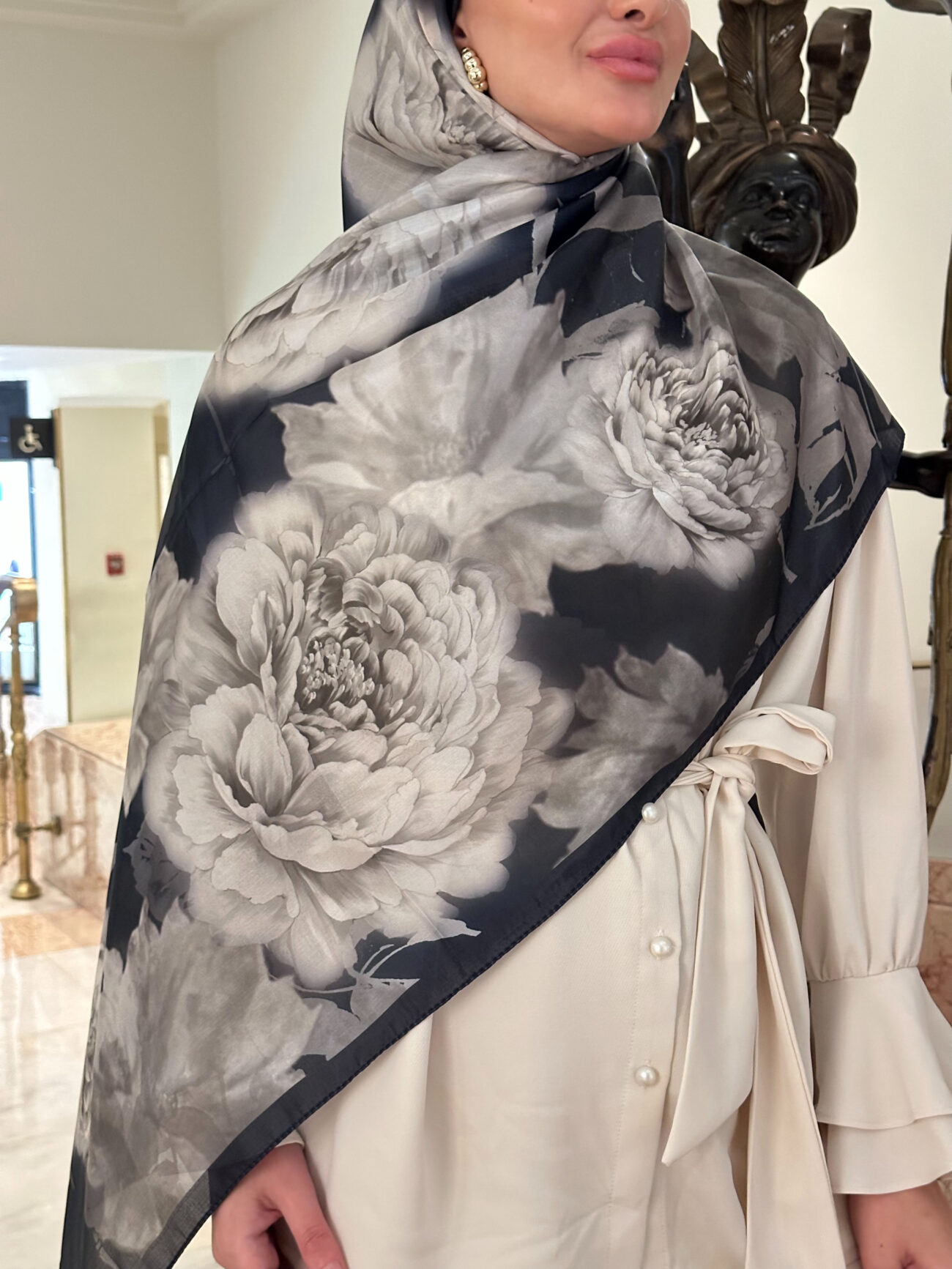 Flora Vual İpek Şal 10100 - Lacivert - Görsel 2