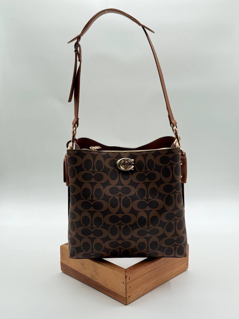 Coach monogram kilitli büzgülü kahve taba çanta