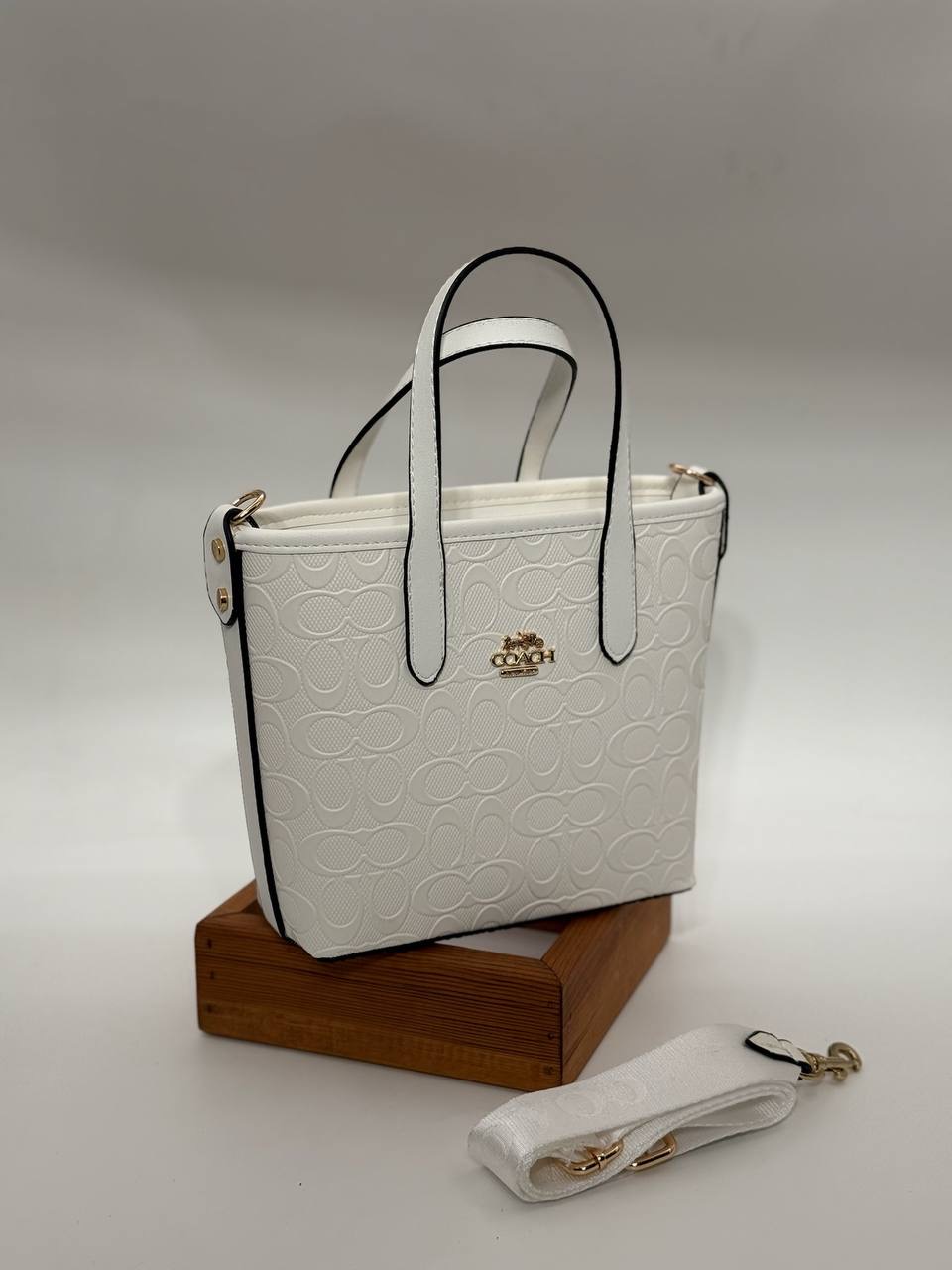 Coach Gofraj orta boy kova beyaz çanta