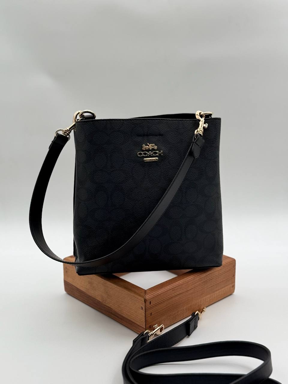 Coach monogram orta boy çapraz siyah çanta