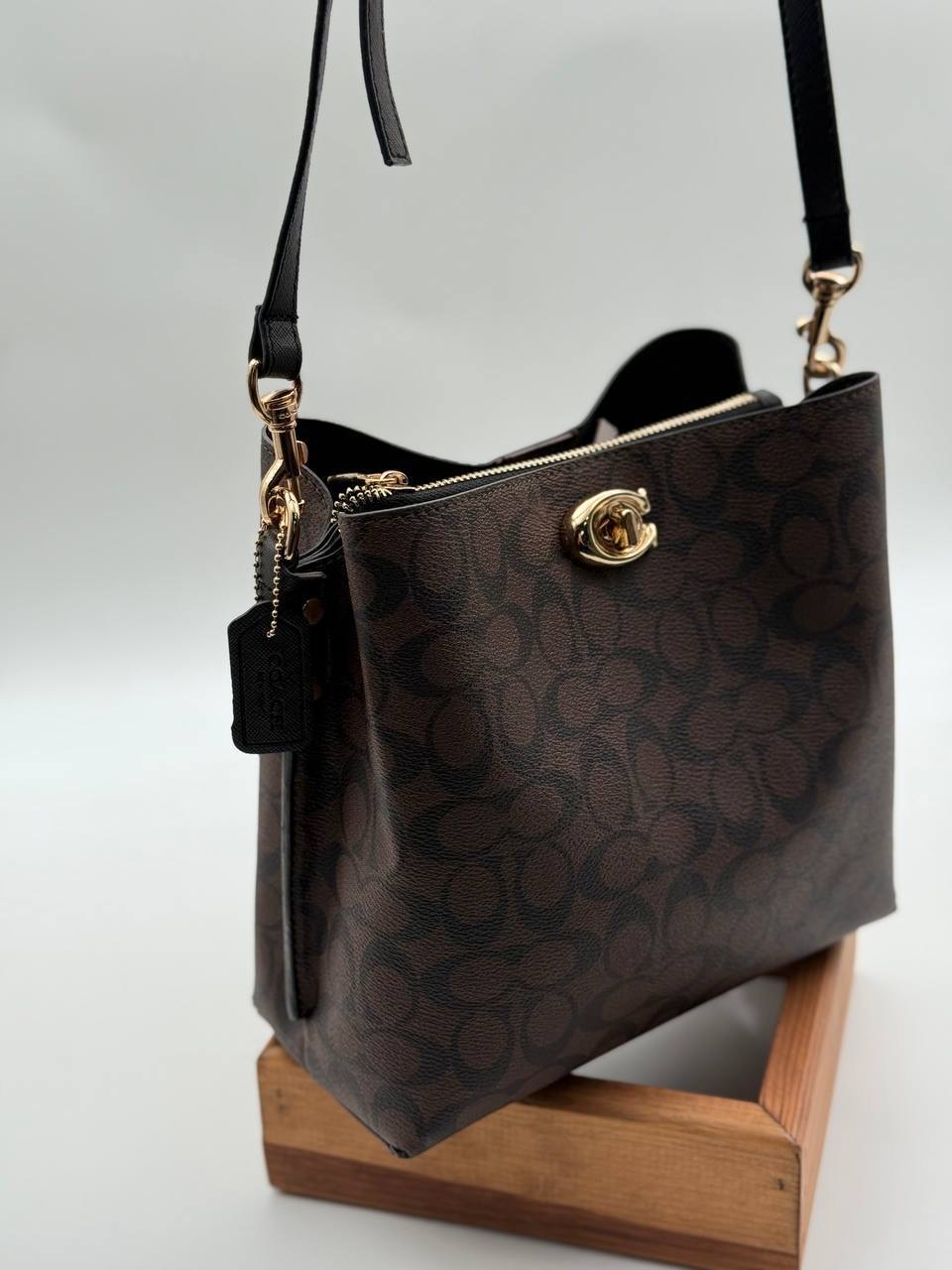 Coach Gofraj baskılı kilitli büzgülü kahve siyah çanta