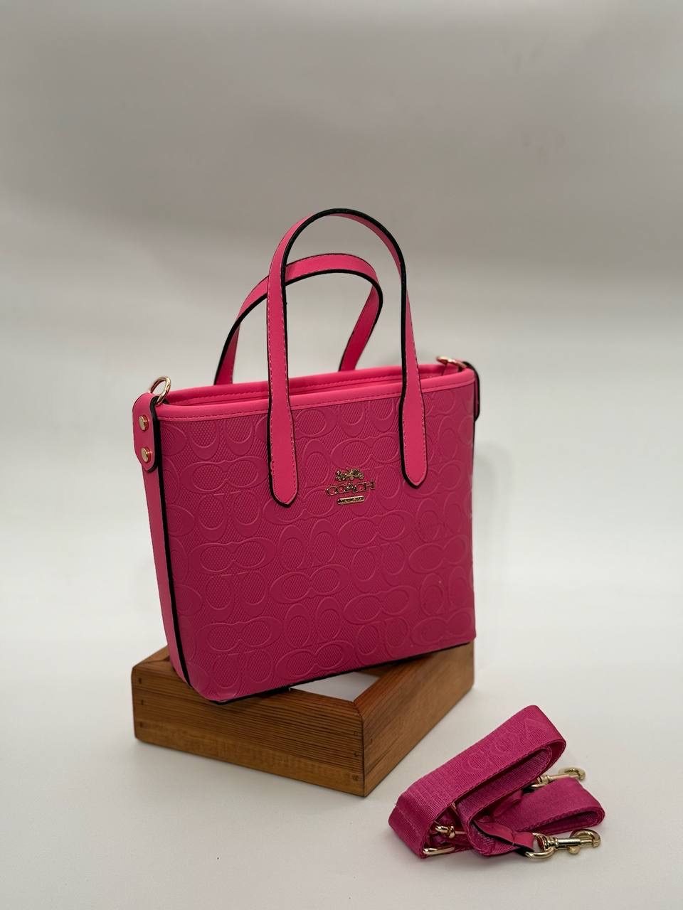 Coach Gofraj orta boy kova Fuşya çanta