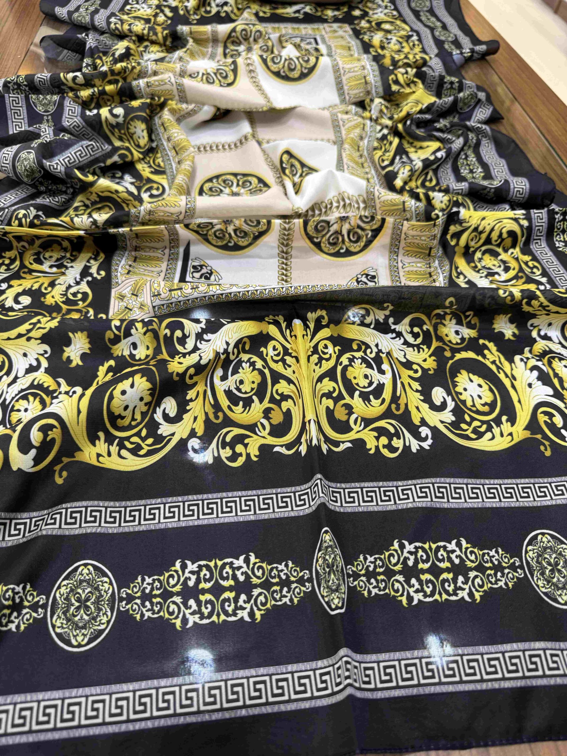 Versace vual ipek şal 43343 -Siyah - Görsel 2